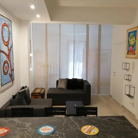 Apartment Mirrors And Flowers - Affitti Brevi Italia